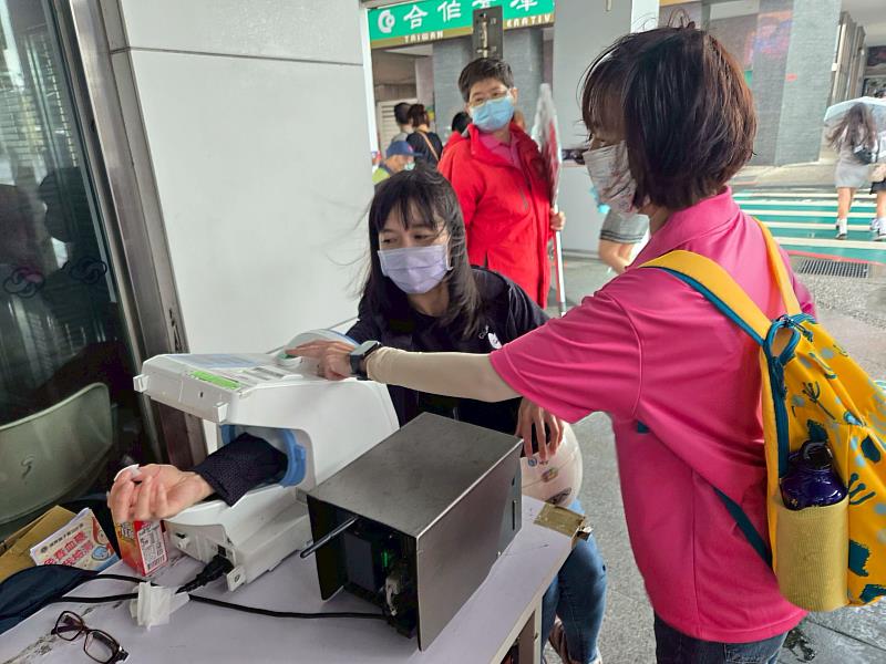 風雨不減熱情!救國團仁愛區團委會「捐血一袋、攜手送愛」 4.4萬cc熱血挹注基隆血庫