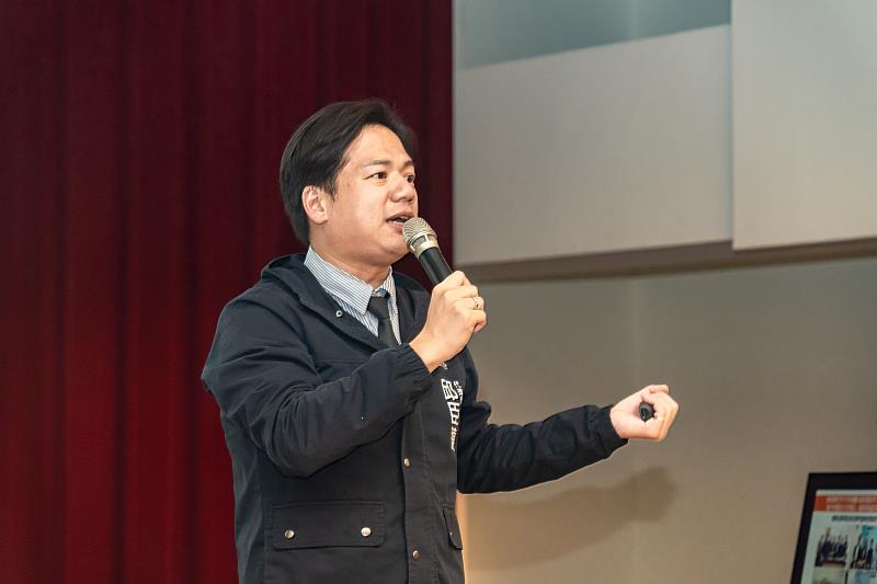 代理市長邱臣遠向里民報告市政進展