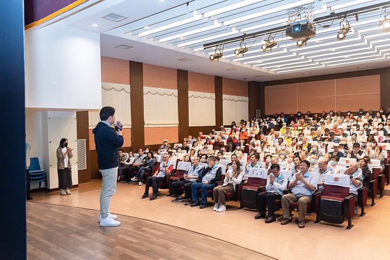 代理市長邱臣遠向里民報告市政進展