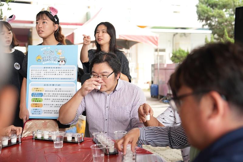 計畫主持人中興大學動物科學系陳彥伯副教授表示：「中興大學長期關心在地產業發展，透過與崙背合作推動乳業教育，希望讓學術研究走入社區，讓年輕世代了解乳業的專業與永續價值。」照片來源：崙背超有料青年案內所