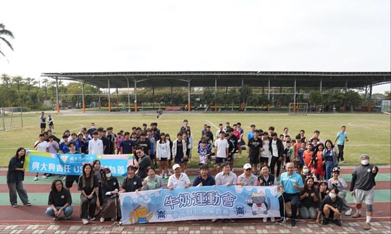 倡儀社會責任，中興大學、雲林各地足球代表、豐榮國小師生參與「牛奶運動會」，大小朋友同樂。第一排藍色上衣為豐榮國小校長林丙茂，往左依序為崙背鄉鄉民代表蔡日生助理蔡雅如、崙背鄉長李泓儀、中興大學動物科學系副教授陳彥伯、豐榮國小家長會長林琨富、頂店社區發展協會理事長雷金田、雲林縣議員洪如萍。照片來源：崙背超有料青年案內所