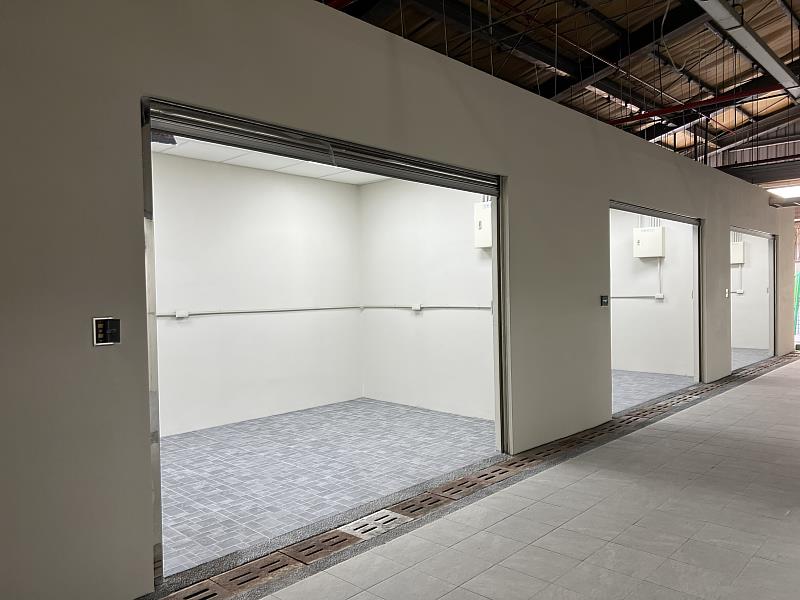 麻五市場攤位區經改善新增隔間、鐵捲門與照明後，打造成鋪位區，整體環境更整潔、美觀