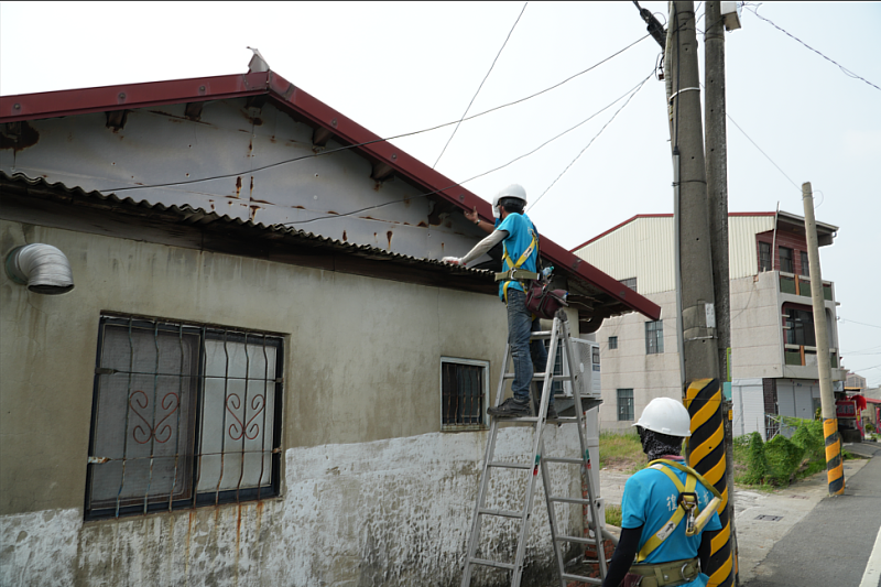 本校由營建科技中心統籌支援任務，結合協力工班組成專業團隊，協助媒合、丈量、估價、簽約與施工等流程。