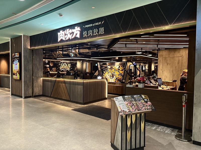 「肉次方 高雄夢時代店」擁有198個客席數為全台最大店,也是品牌第10間生力軍。