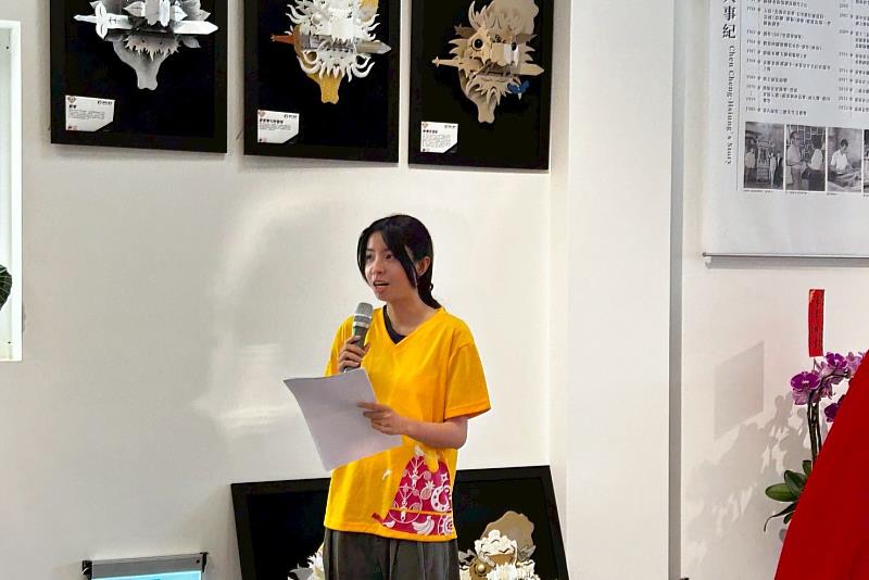 南大行管系郭娳廷同學擔任「獅護百業」展覽主持人，以沉穩台風串聯活動流程。