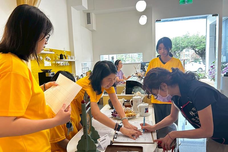 南大行政管理學系郭娳廷同學與實習夥伴於「獅護百業」展覽開幕活動中協助接待來賓，展現熱誠與專業風範。