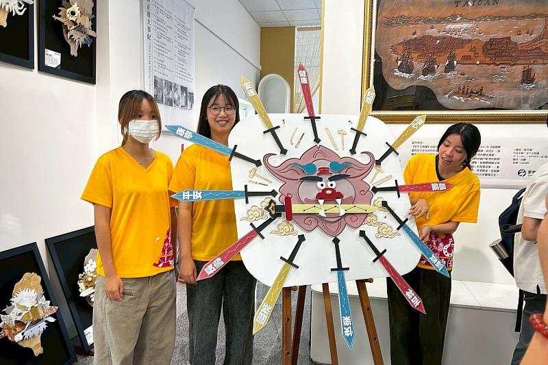 南大行管系郭娳廷同學（右）與實習團隊自創剪綵儀式，為「獅護百業」展覽揭開序幕，象徵青年創意融入文化推廣行動。