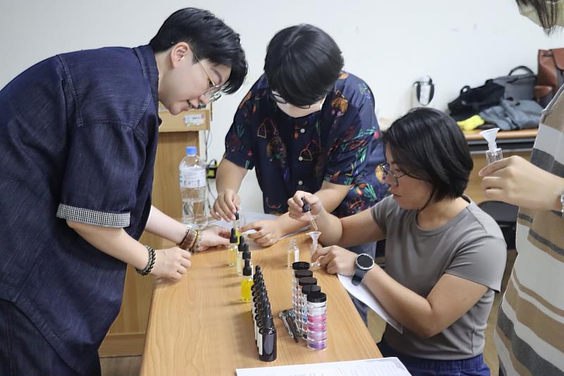 學員依個人性格挑選香材，調配出專屬香氛作品，展現創意與自我風格。