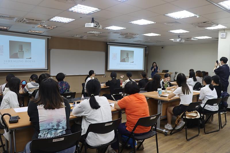 講師說明MBTI人格理論與香氣特質的對應，學生專注聆聽並互動討論。