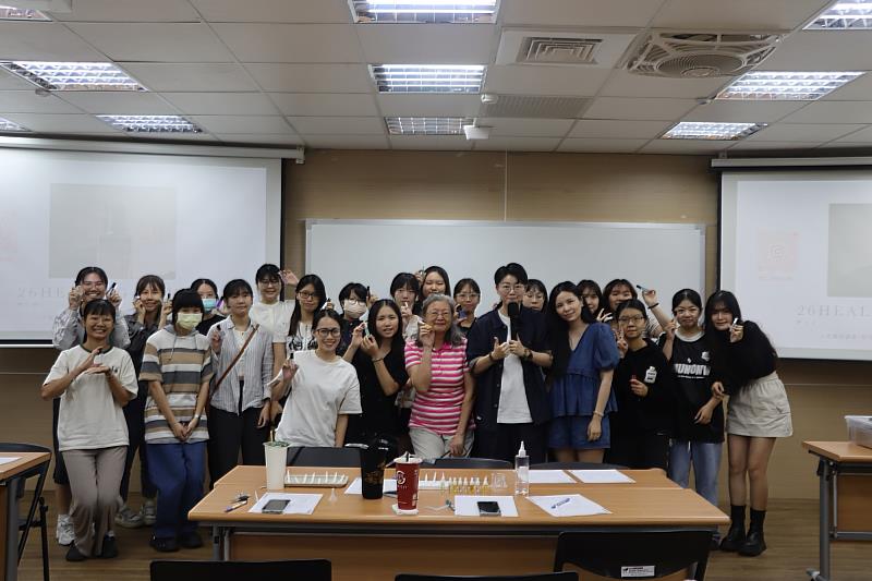 南大研發處創新育成中心舉辦「在香氣裡遇見你的MBTI」體驗課程，邀請講師帶領學生以香氛展開自我探索。