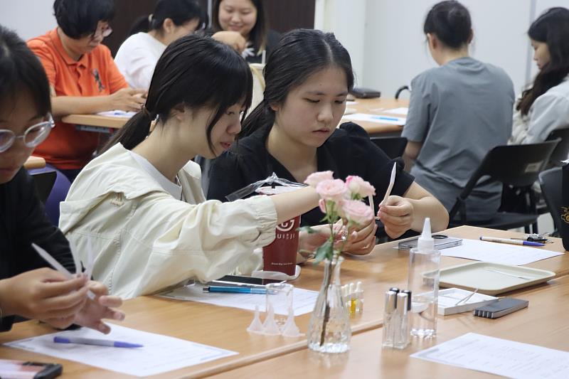教室中瀰漫著多層次香氣，學生在聞香與創作間體驗情緒流動。
