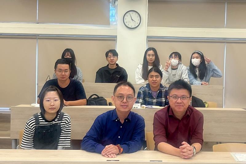 南大經管系蕭詠璋主任出席專題研討，鼓勵研究生善用資源深化研究設計。