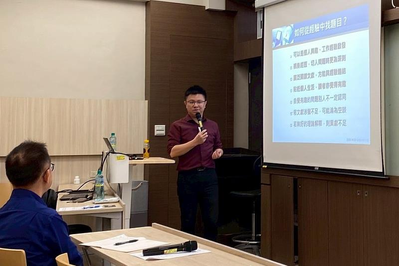 南大經管系舉辦科技管理碩士班專題研討，邀請紀乃文教授分享研究設計思維與論文寫作策略。