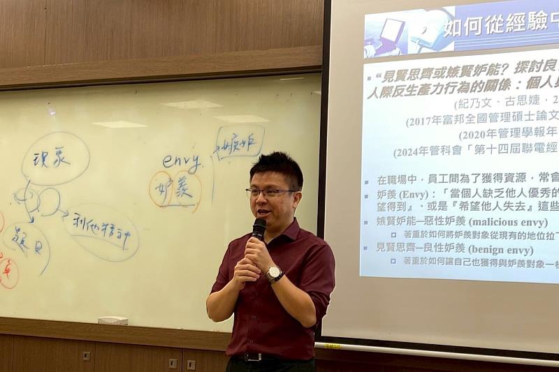 紀乃文教授以實例講解題目三檢表與研究地圖，協助學生構思具新穎性與可行性的研究方向。