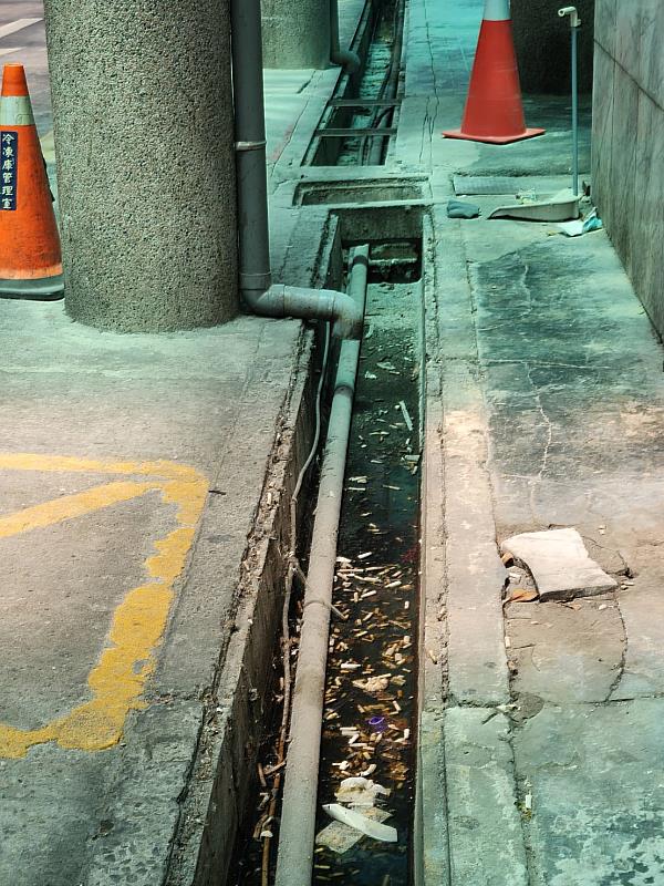 殯儀館舊館靈堂排水溝改善前（暗溝），溝底易堆積菸蒂及垃圾，且積水有異味