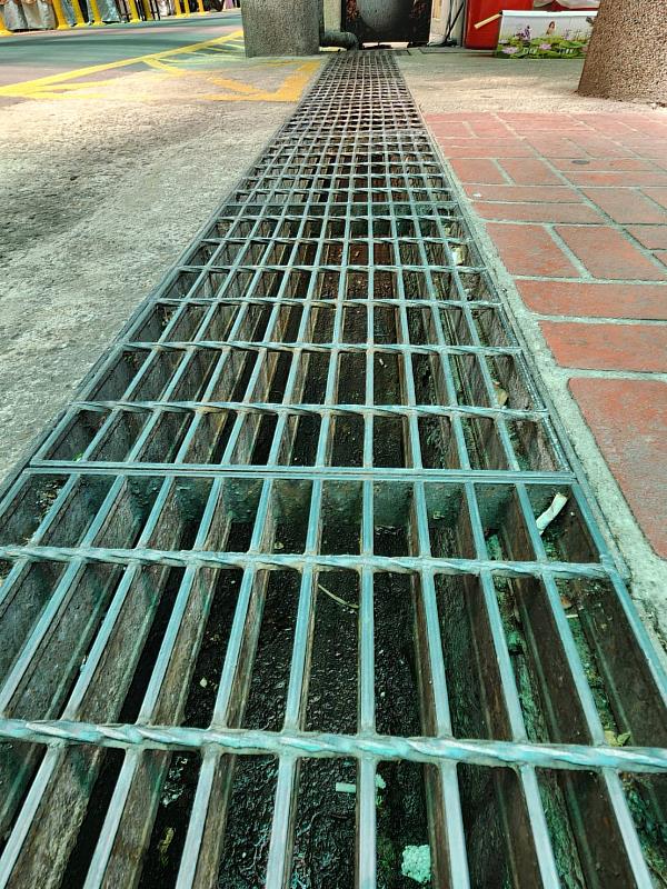 殯儀館舊館靈堂排水溝改善前（暗溝），溝底易堆積菸蒂及垃圾，且積水有異味