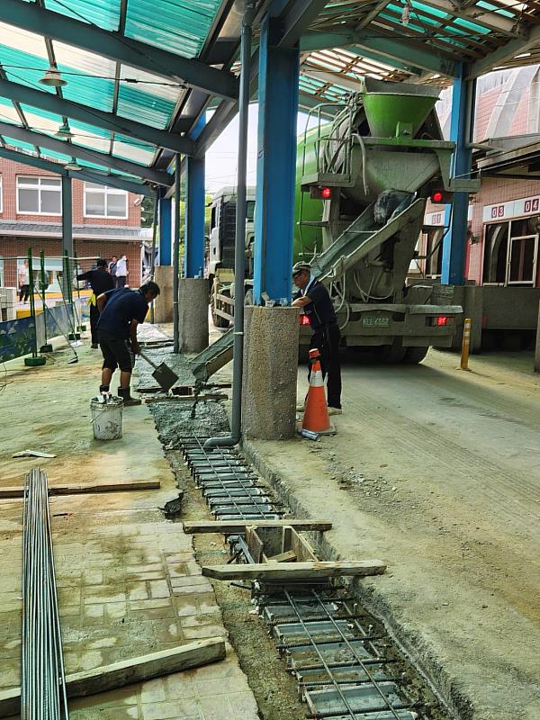 靈堂前排水溝施工作業