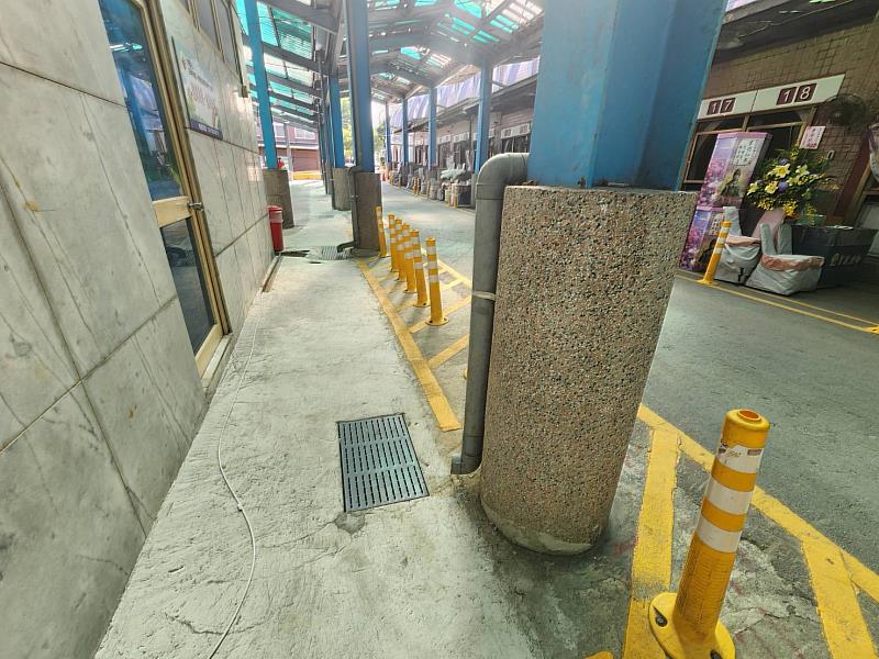 殯儀館舊館靈堂排水溝改善後（暗溝），加密排水溝蓋縫隙，有效改善垃圾與菸蒂常掉落堆積於溝底