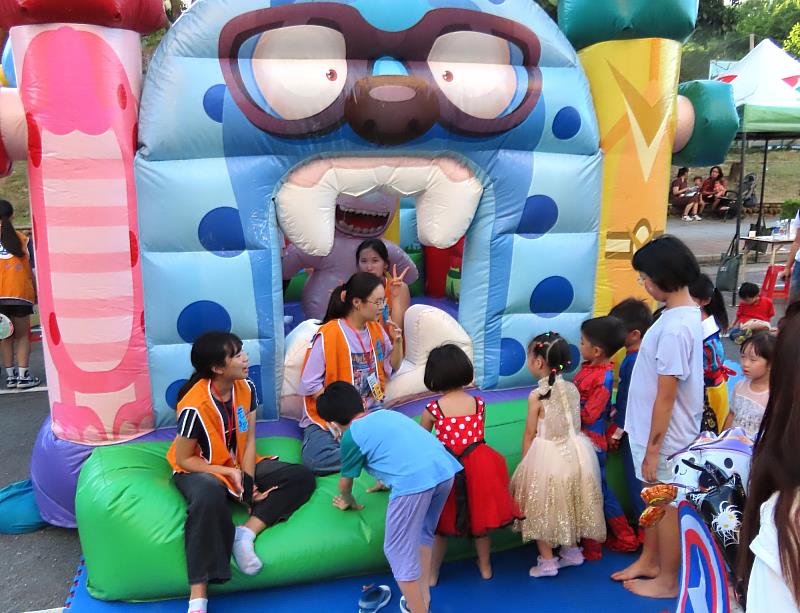 元智志工陪伴孩子玩耍