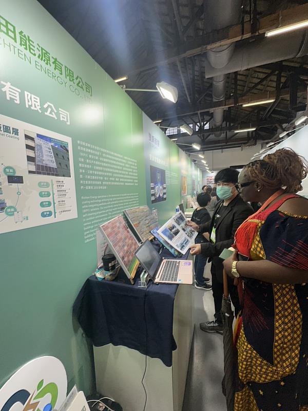 睿田許恩召產品總監（右2）現場向非洲企業代表說明可循環彩繪光電模組技術特點和立面之應用，獲得企業代表讚賞與進一步交流意願。