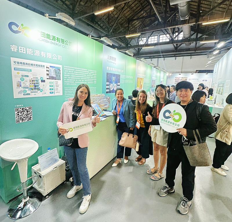 國內外來賓齊聚睿田能源展位，現場關注「可循環再用彩繪光電模組」與BIPV整合應用，團隊分享如何把綠電做得既有效率、也有美感——建築外觀與發電效能，兩個都要。