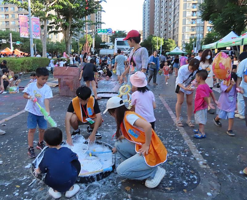 元智志工帶領孩子們一起玩泡泡