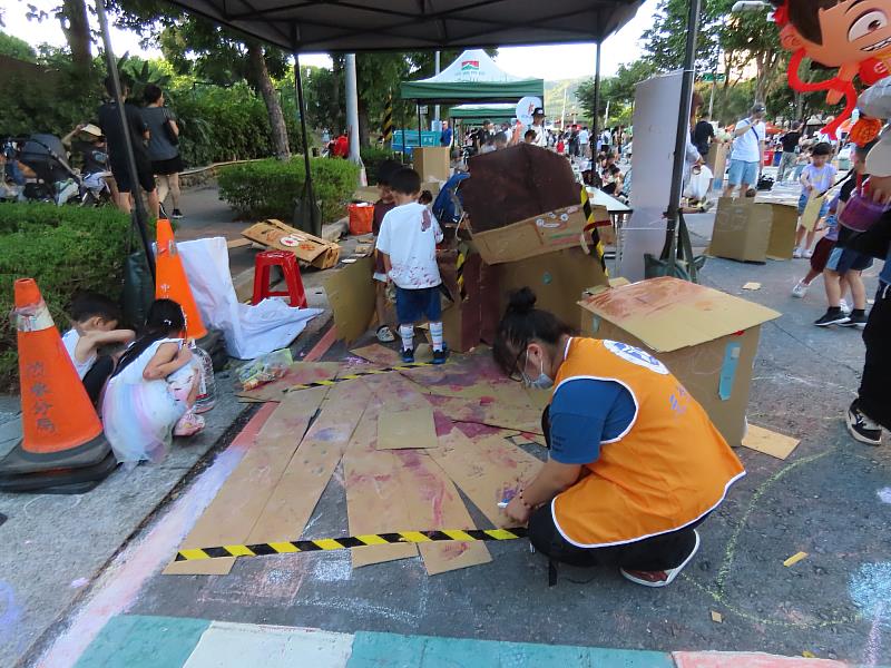 元智志工協助孩子進行紙板創作