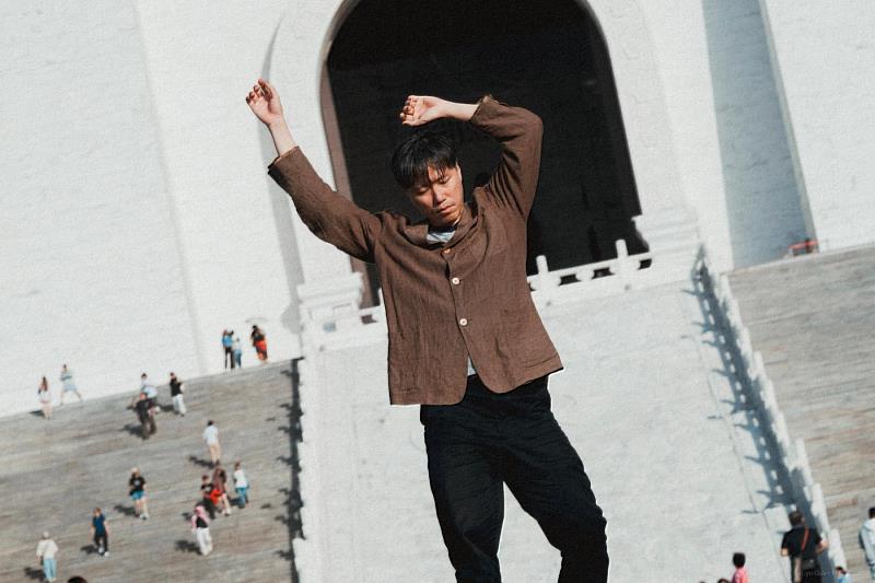 《當水落下》以個人身體史作為敘事起點，透過紀錄劇場與身體語言交織形式，從多元政治與文化經驗出發，探討臺灣及亞太在地緣政治中的文化身份與歷史創傷。（林育全攝影、提供）