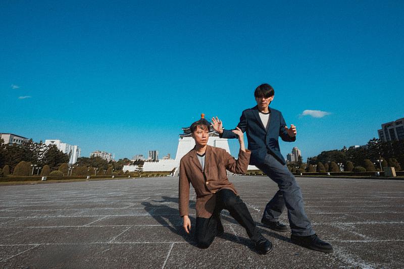 《當水落下》由臺灣編舞家周書毅與新加坡表演藝術家李文偉等共同創作與演出（林育全攝影、提供）