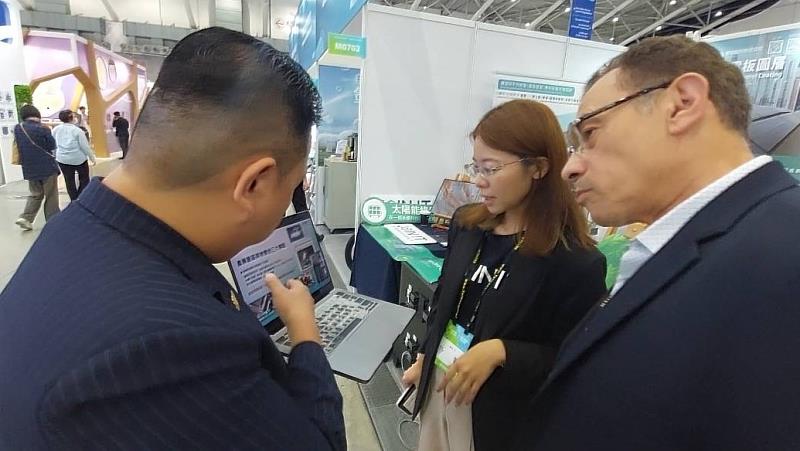 在一起永續科技薛煒立董事長向外賓介紹彩繪光電系統應用，薛煒立創辦人（左）向阿拉伯聯合大公國企業代表說明可循環彩繪光電與AI客服結合的端到端解決方案，展現台灣在淨零與數位轉型的整合實力