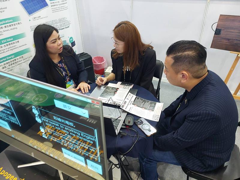 阿拉伯買主現場洽談體驗AI×綠電應用，阿拉伯買主透過即時AI翻譯與觸控系統完成中英互動會談，體驗從綠電供給、儲能備援到AI客服的完整鏈結，落實雙軸轉型的國際商務實例。