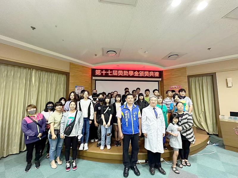 清泉醫院頒發獎學金幫助弱勢學子逆境向上。（院方提供）