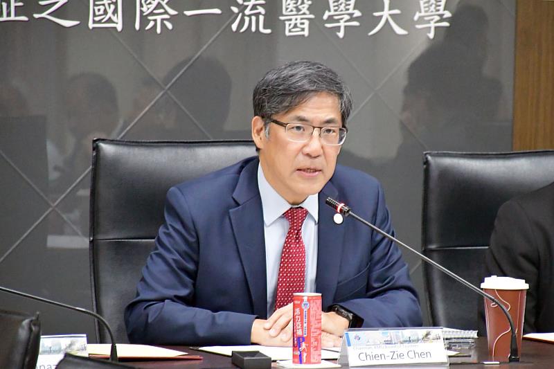 財團法人私立高雄醫學大學董事長陳建志致詞。