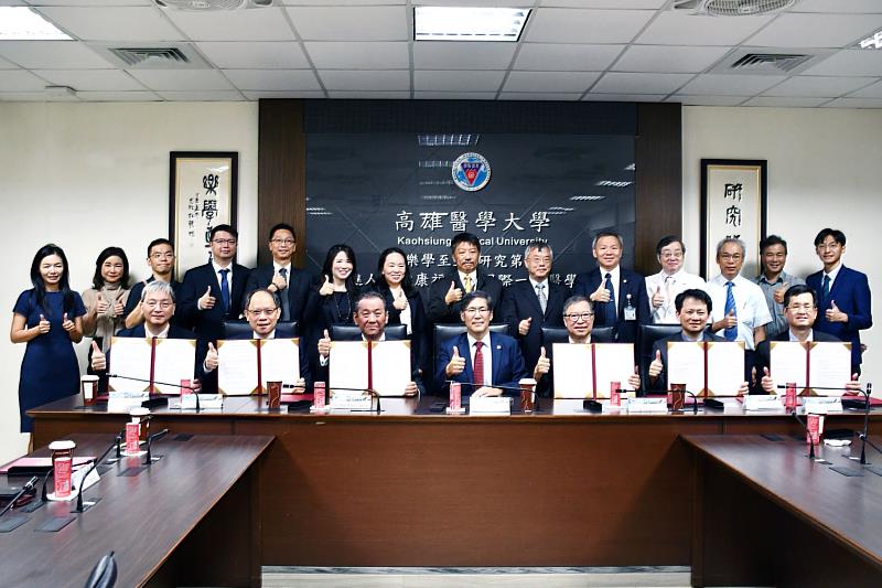 高雄醫學大學與衛采製藥公司雙方團隊合影。