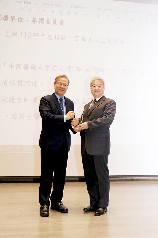 江安世校長致贈中醫學系校友羅永達醫師感謝狀。