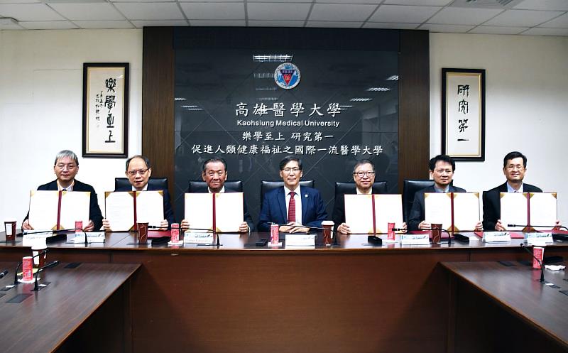 高雄醫學大學與衛采製藥公司簽署合作備忘錄，附設高醫岡山醫院院長黃炫廸（左起）、衛采製藥股份有限公司董事長胡耀中、日本衛采製藥總裁金澤昭兵、財團法人私立高雄醫學大學董事長陳建志、高雄醫學大學校長余明隆、附設中和紀念醫院院長王照元、市立小港醫院院長洪志興。