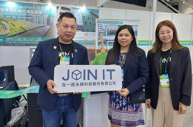 在一起永續科技董事長薛煒立（左）與阿拉伯買主Alyssa Gea Carandang（中）相談盛歡並與董事長一同合影