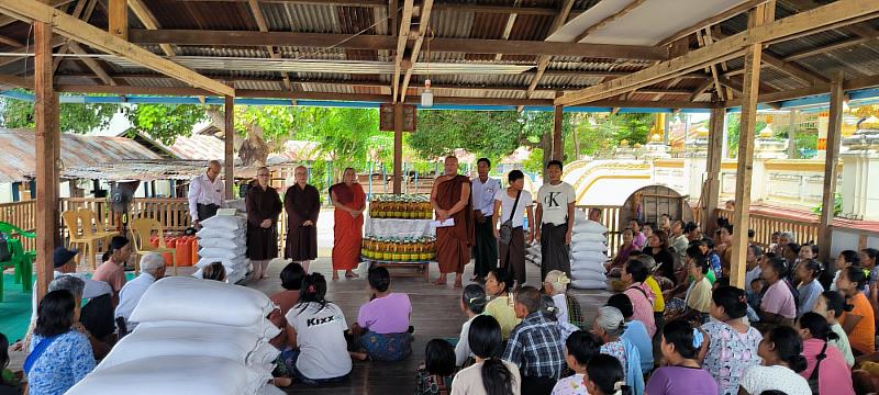 靈鷲山捐贈白米、食用油。（圖由靈鷲山佛教教團提供）