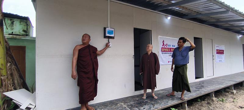 靈鷲山為災民蓋的組合屋，都貼心拉好電，方便入住使用。（圖由靈鷲山佛教教團提供）