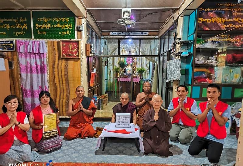 靈鷲山捐贈寺院重建基金。（圖由靈鷲山佛教教團提供）