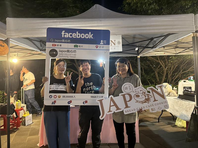 「JAPON點心坊」店長蔡雅淇（右1）親自到場支持，與「暖暖堡」成員合影