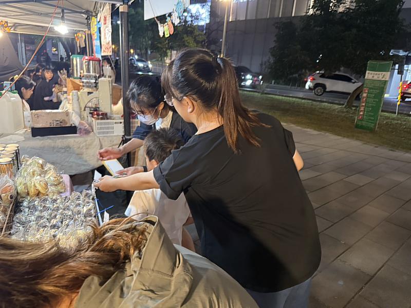 「暖暖堡」成員向民眾介紹如何完成小鬼任務卡活動