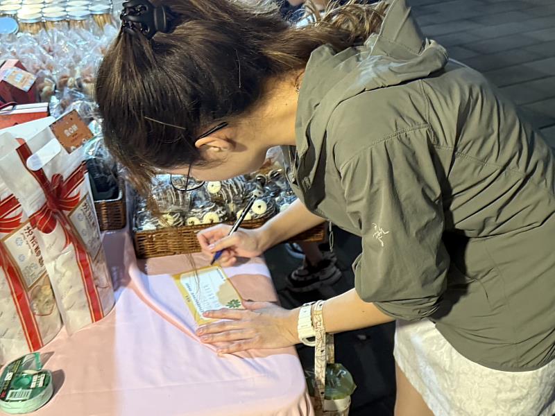 顧客參與萬聖節活動，於現場書寫「小鬼任務卡」