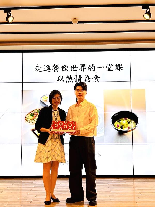 餐飲系洪綺吟主任（左）致贈禮品予阮紹榮主廚（右）合影