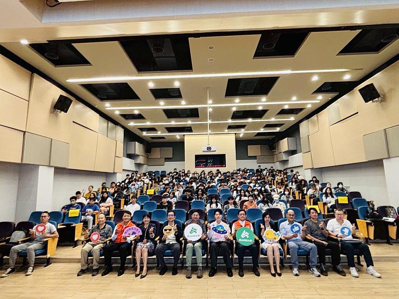 餐飲系系友阮紹榮回母校分享廚藝歷程，全體合影