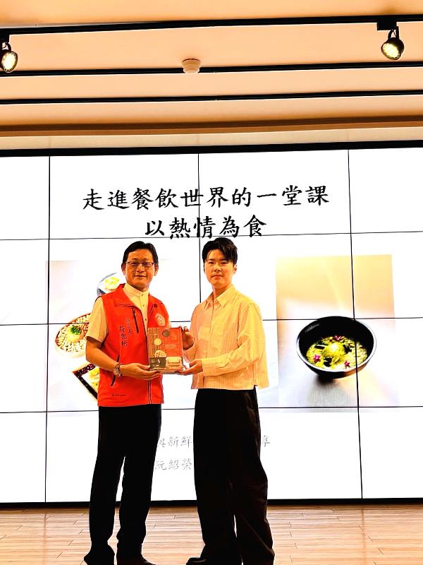 校友總會莊旭彬總會長（左）致贈禮品予阮紹榮主廚（右）
