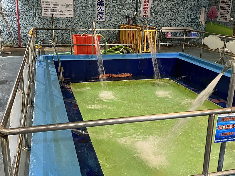 SPA池建議提升高度，確保救生員能視度