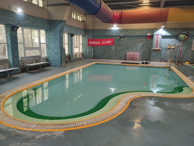 泳池營運多年，池體常有池底油漆剝落問題