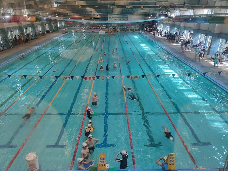 南寮溫水游泳池是許多家庭假日休閒、學校上課、長者運動的重要空間