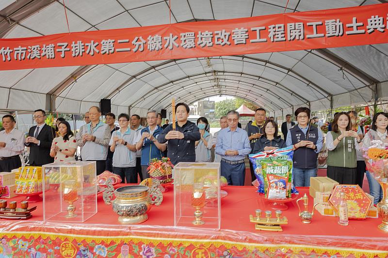 貴賓焚香祝禱祈願工程順利完工